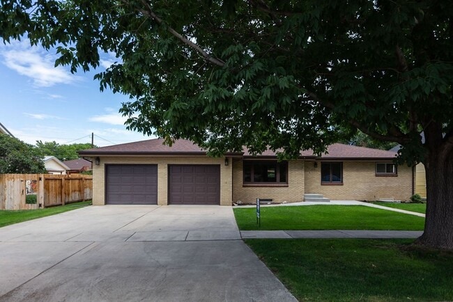 Building Photo - Charming All-Brick 2 Bedroom 3 bathroom Ranch Near Downtown Windsor!