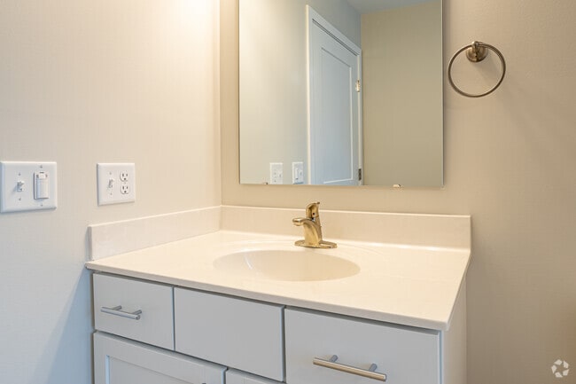 1BR, 1BA, 670sf - Oak Hill