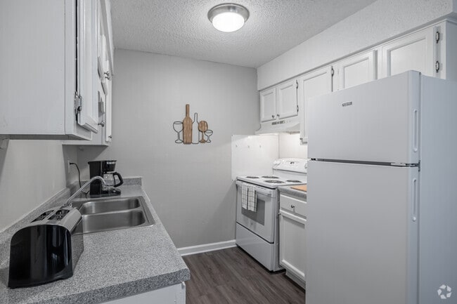 1BR, 1BA - 645SF - Kitchen