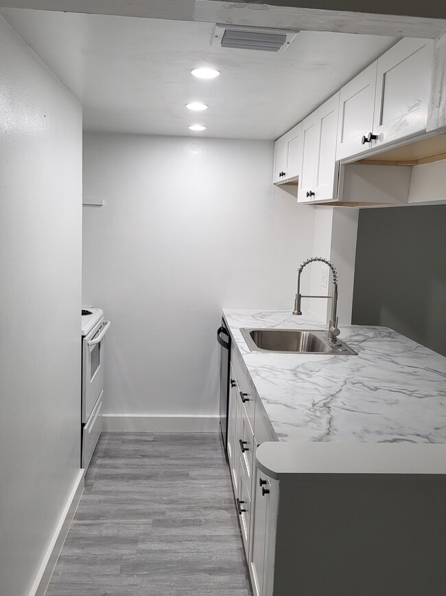 New Kitchen - 1012 SE 15th St Unit 10