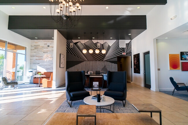 Building Photo - 10x Living at Grandview