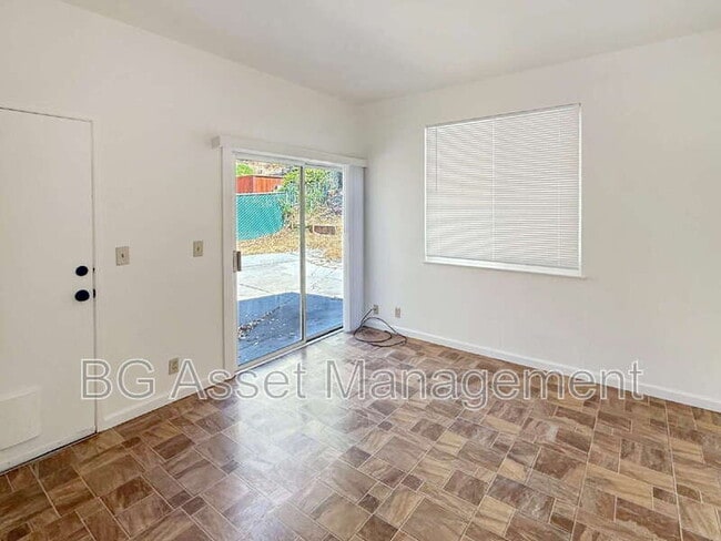 Photo - 2672 Doidge Ave