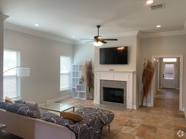 Building Photo - Beautiful 4 Bedroom 2.5 Bath Available for... Rental