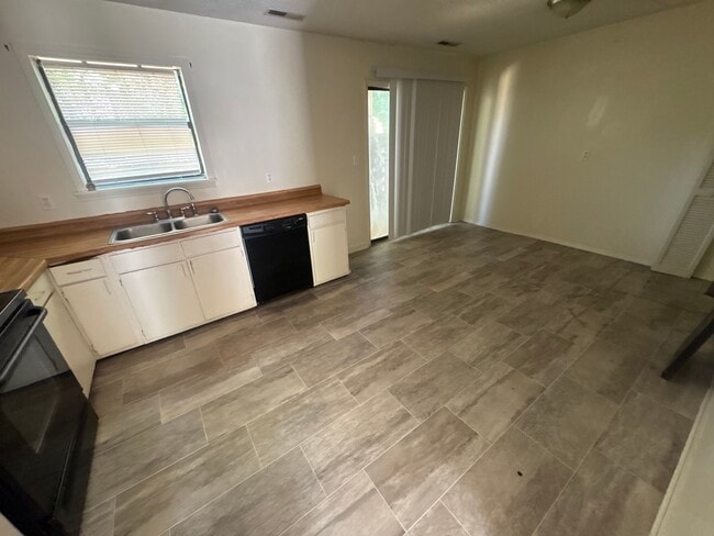 Photo - 131 Carriage Pl Unit Apt 4