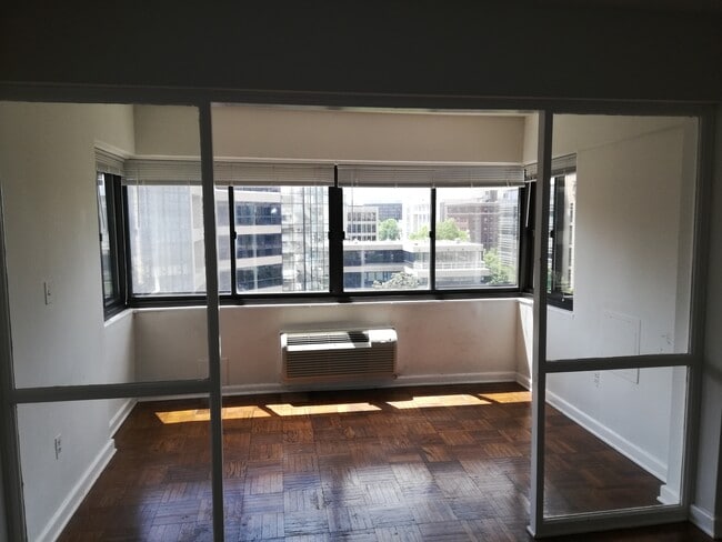 Solarium - 2141 I Street Northwest Unit 802