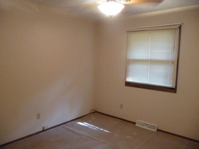 Photo - 1047 Tyler St S