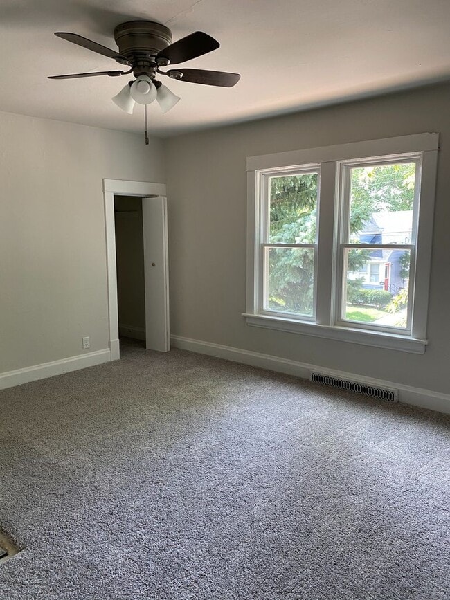 Building Photo - 4803 21st Ave Unit Upper Rental