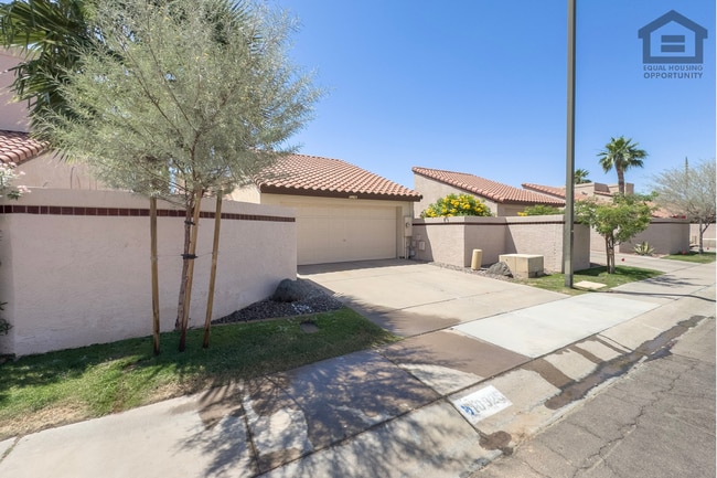 Photo - 2Bed/2Bath Townhouse in North Scottsdale! Ready for Immediate Move-In! -- 2 CAR GARAGE!