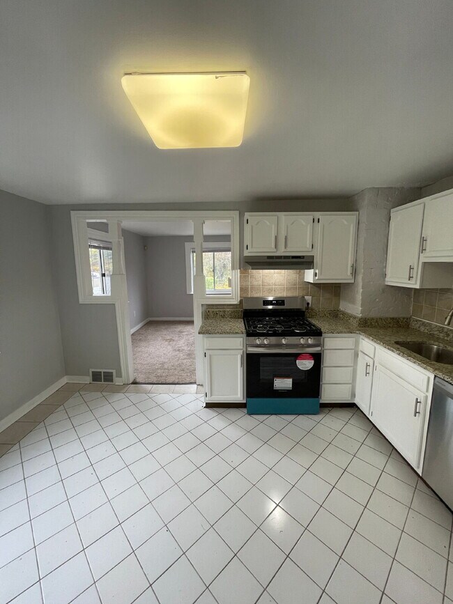 Photo - Renovated 2 bed 1 bath apartment in South Side!