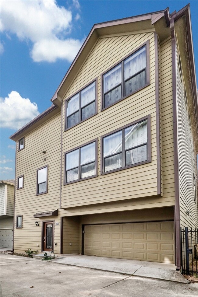 Building Photo - 830 W 19th St