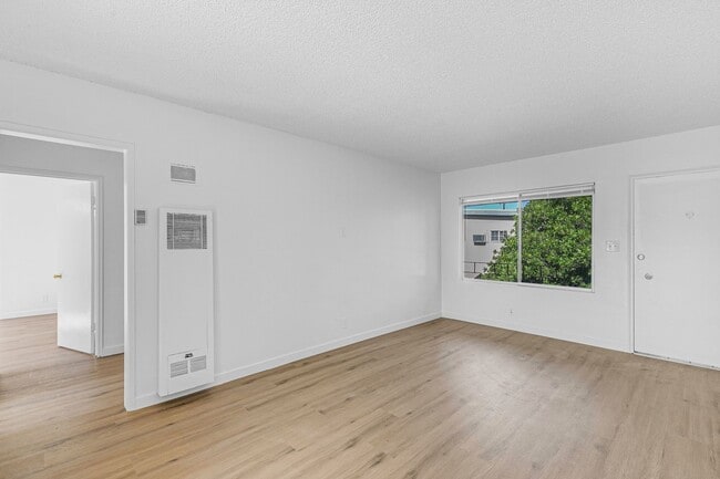 Building Photo - 6120 Radford Ave Unit 4