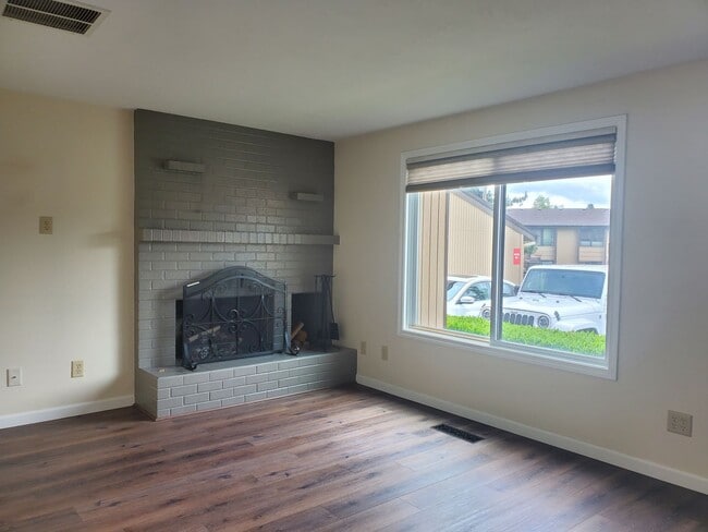 Photo - REDUCED RENT AND FREE MONTH OF RENT! South Salem Condo w/ Remodeled Kitchen, A/C & W/S/G Included!