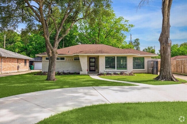 Building Photo - 5259 Willowbend Blvd Rental