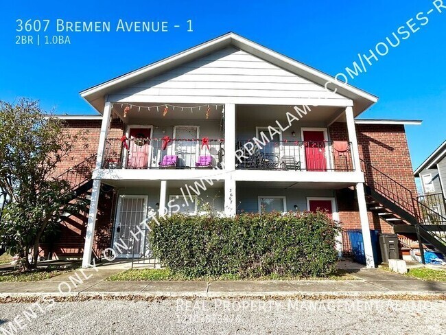 Building Photo - Available Now! DOWNSTAIRS 2 Bedroom / 1 Ba... Unit 1 Rental