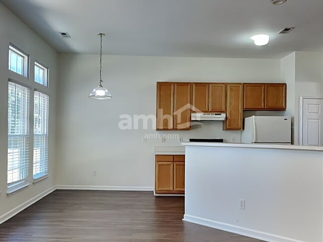 Photo - 127 Bathurst Ln