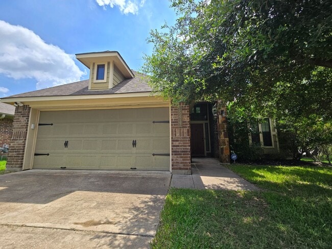 Building Photo - College Station - 3 bedroom / 2 bath- 2 car garage - fenced in back yard home in Creek Meadows