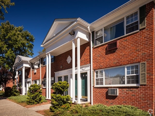 Building - Foxhall Apartments