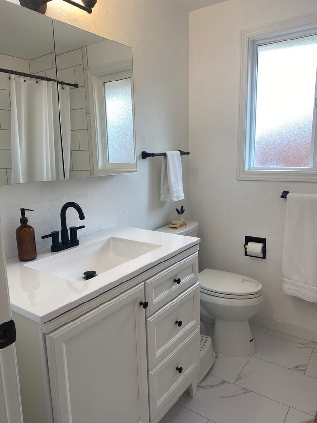 Photo - 3724 Tudor Way SE