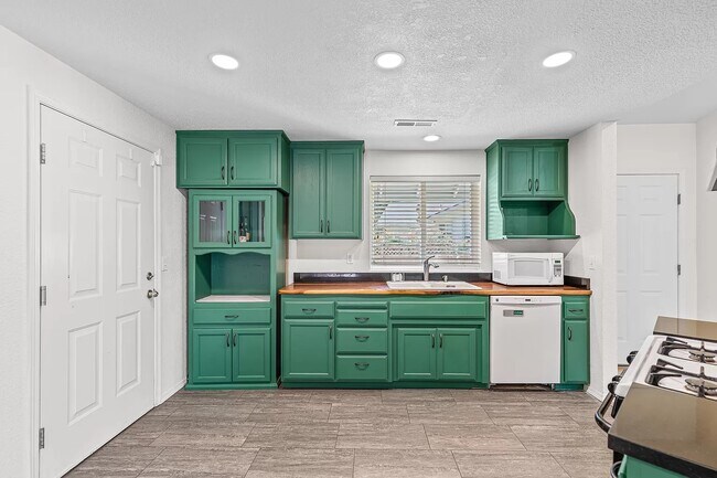 Photo - 110 NW Sinclair Dr