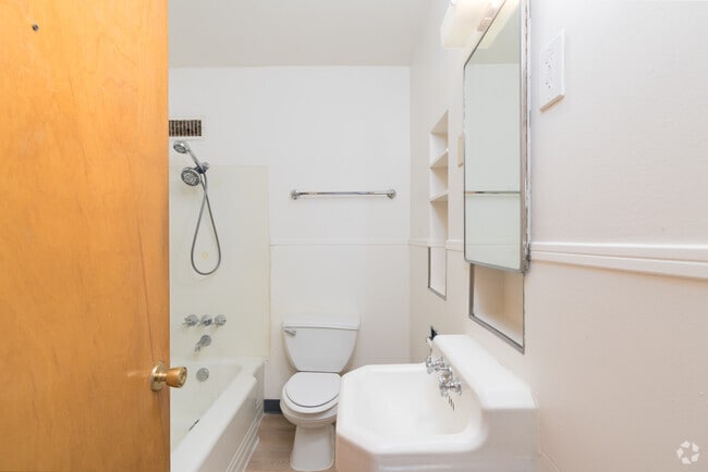 1BR, 1BA - 500SF - Bathroom - Alcliff Apartments