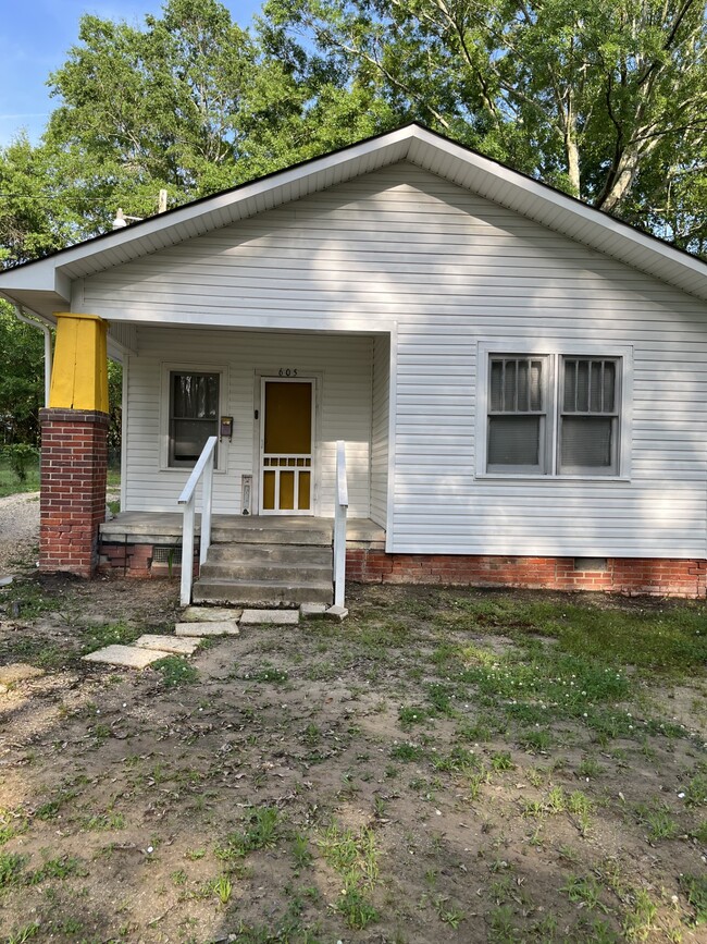 Building Photo - 605 Rock Island Right of Way Rental