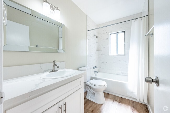 1BR, 1BA - 720SF - Bathroom