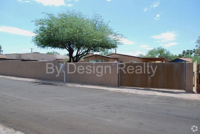 Building Photo - Recently Updated - 3 Bed 2 Bath - Large Ga... Rental