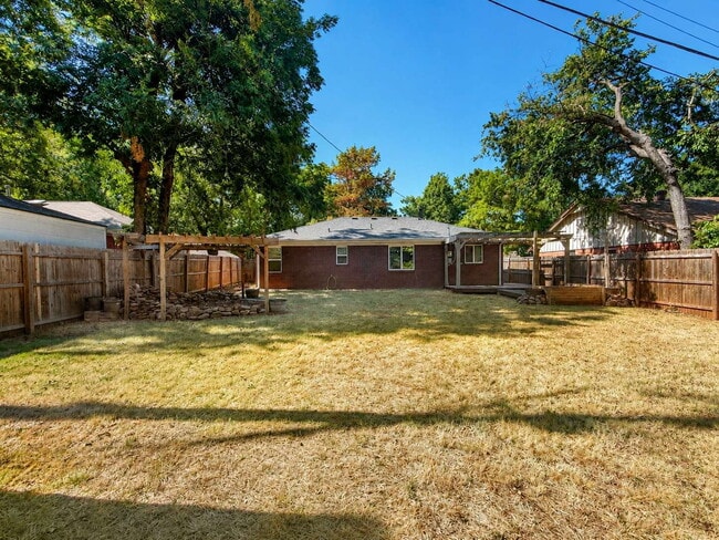 Building Photo - Charming 2 Bed 1 Bath