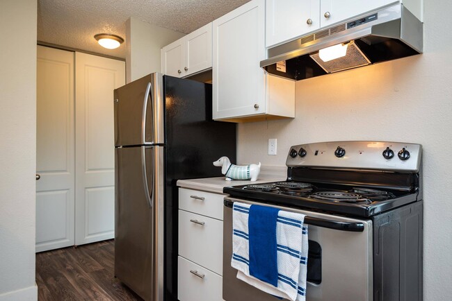 Oak Grove Kitchen - Oak Grove Apartments