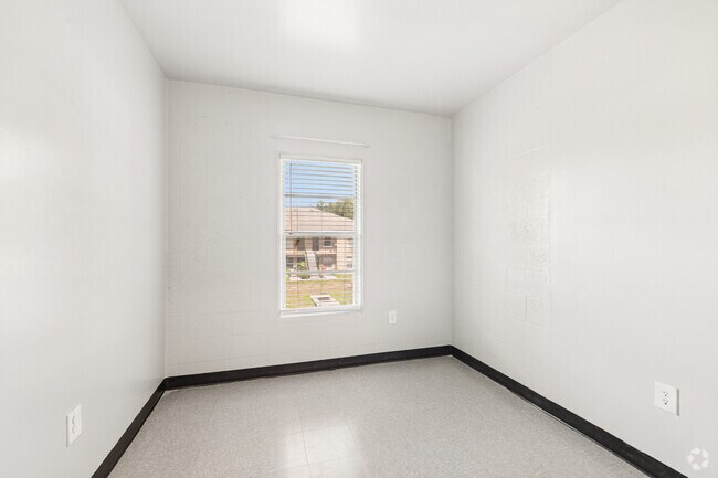 3BR, 1BA - 885SF - 3rd Bedroom