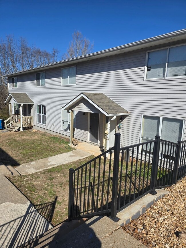Building Photo - 2 Bedroom 1.5 Bath Townhouse Apt in Osage Beach! Unit 4205 Sunset Dr Apt 3