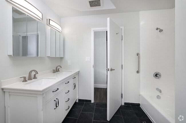BR,1BA - 1000SF - Bath