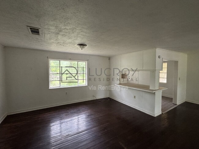 Photo - 323 Colonial Dr