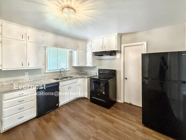 Photo - Spacious 3 Bed, 2 Bath Home with Fenced Yard and Detached Garage!