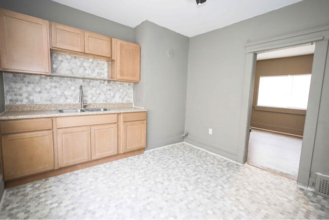 Photo - 13402 Caine Ave Unidad Upstairs