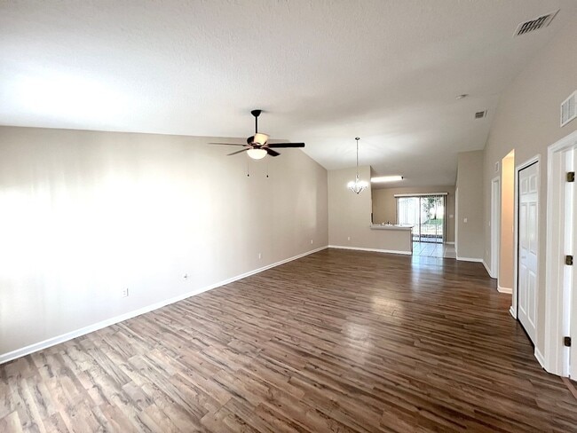 Photo - 41 Eton Ln