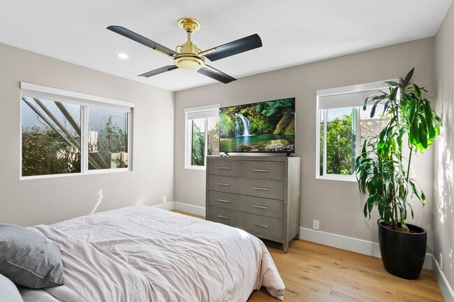 Building Photo - Hidden Gem in Newport Heights