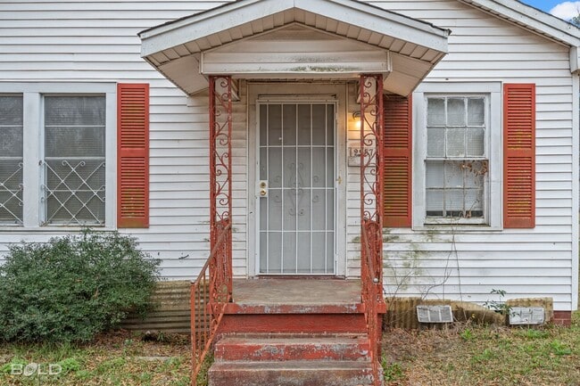 Photo - 2957 Regent St