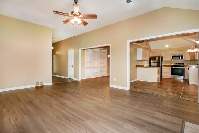 Photo - 8652 Sunnyvale St S