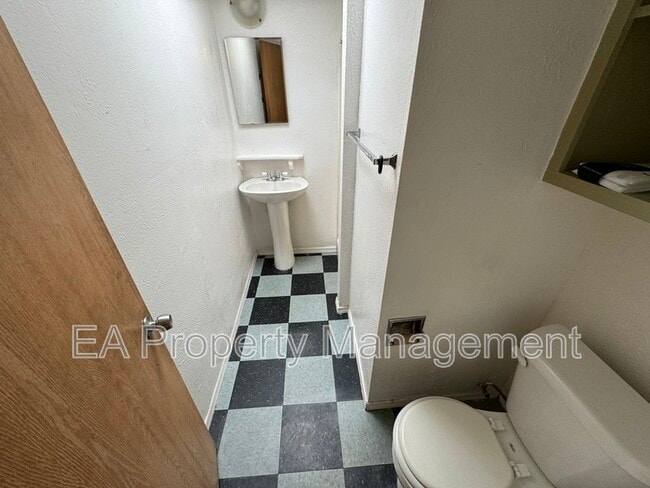 Photo - 123 Walter St NE