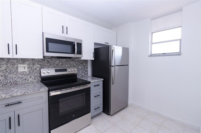 Building Photo - 2903 N Miami Beach Blvd Unit 808 Rental