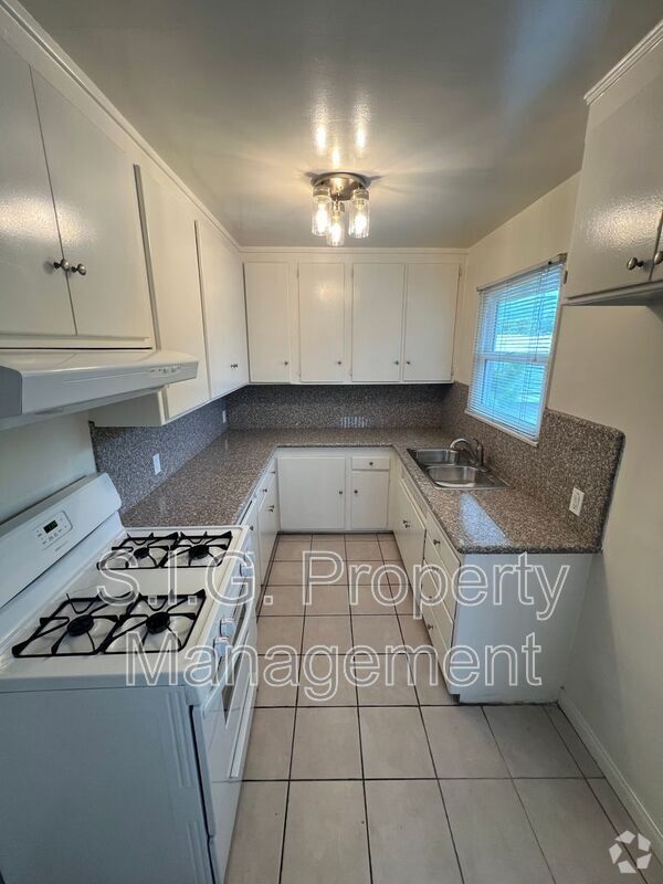Building Photo - 627 1/2 W Glenoaks Blvd Rental