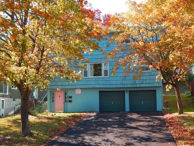 Building Photo - Bright Second Floor Flat Across from Barr... Rental