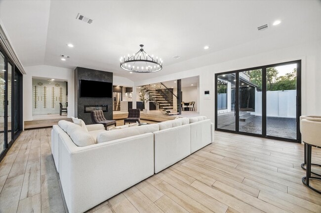 Building Photo - 203 Cove Creek Ln