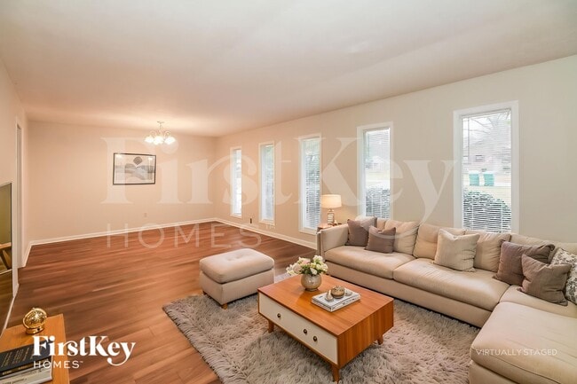 Photo - 1592 Envoy Pl