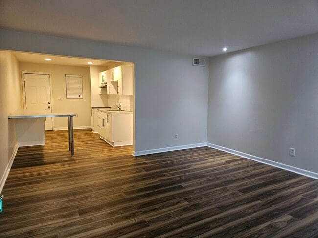 Photo - 3193 E Point St Unidad 4