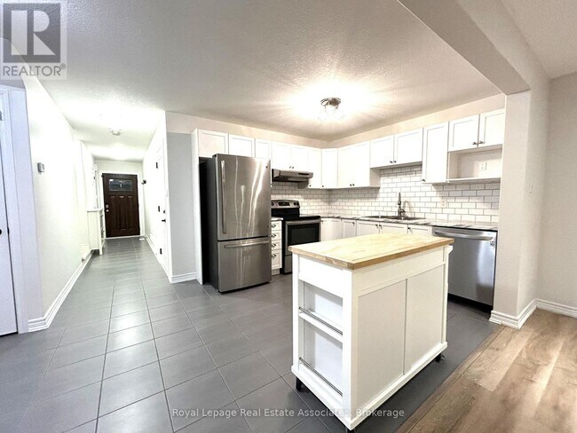 Photo - 120 Parkinson Crescent