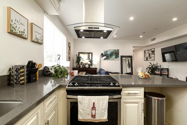 Photo - 953 Normandie Ave Unidad 204