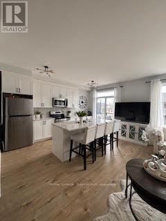 Photo - 959 Eileen Vollick Cres.