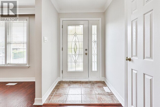 Photo - 2063 Hixon St